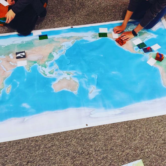 🌍 Jak dětem jednoduše přiblížit tvary krajiny? S naší pomůckou mohou přímo na mapě umístit ledovec, fjord, závrt, deltu,...