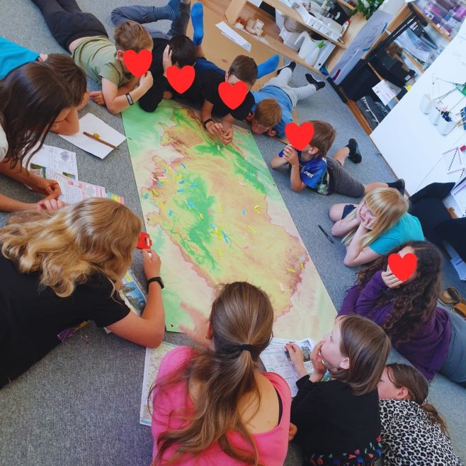 Inspirace pro práci s mapou ze ZŠ Křišťál, Jaroměř ✨ Přiřazování živočichů k jednotlivým oblastem světa 🐾 nebo objevování...