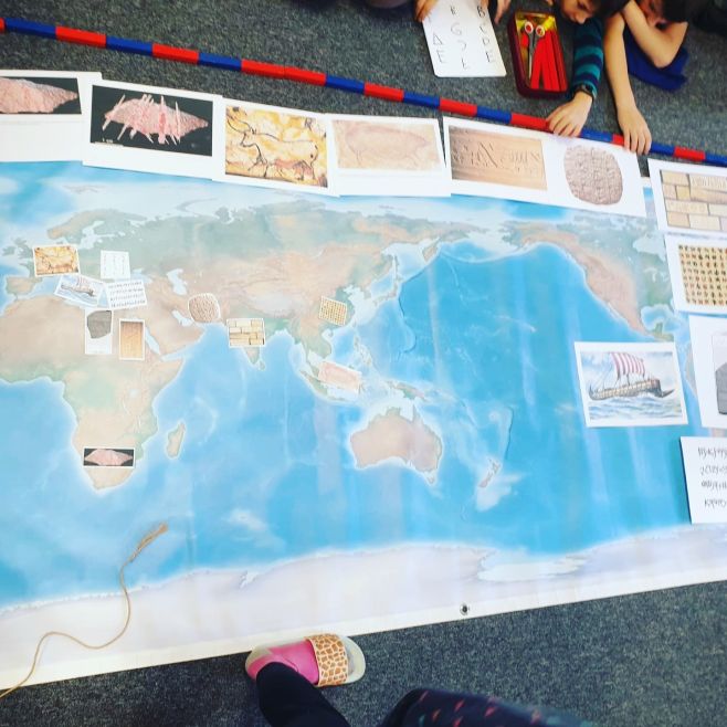 Velký příběh písma ve třídě 🌍✍️ Ve třídě děti prožily jeden z Montessori Velkých příběhů – příběh písma. Společně se...